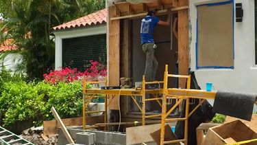 Albañiles realizan obras en una casa en Miami tras obtener permiso del ayuntamiento.