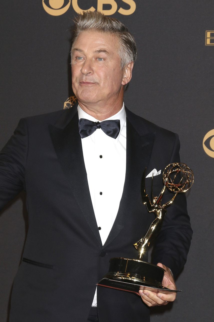 Alec Baldwin posa con el galardón al mejor actor de reparto en comedia por su interpretación de Donald Trump en Saturday Night Live.
