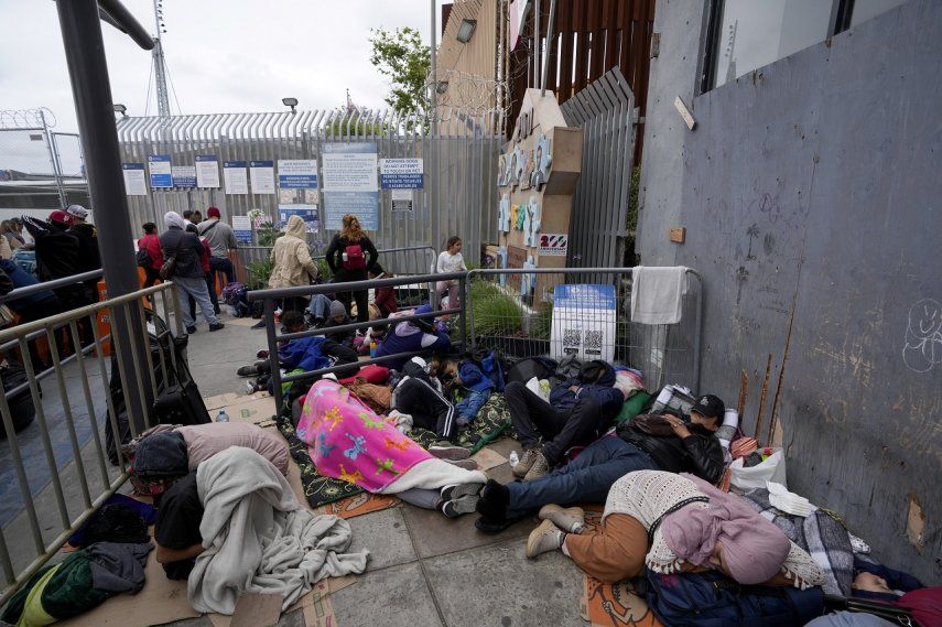 Solicitantes de asilo acampan cerca de la entrada peatonal del puerto de entrada de San Isidro, que une Tijuana, México con San Diego, el jueves 1 de junio de 2023, en Tijuana, México.&nbsp;