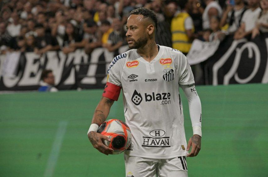 El atacante del Santos, Neymar, reacciona durante un partido de su club ante el Corinthians, el 12 de febrero de 2025.