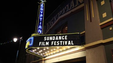 Una vista nocturna de la marquesina del Teatro Egipcio durante el Festival de Cine de Sundance 2024 el 18 de enero en Park City, Utah.