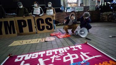 Una pancarta con el lema No a los Juegos Olímpicos colocada por manifestantes, durante una protesta en Tokio contra la celebración de la cita olímpica
