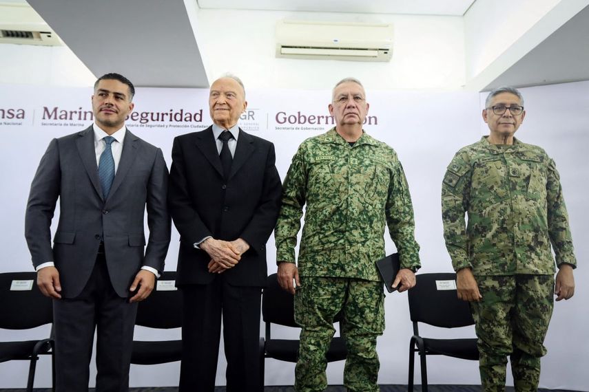 (De izquierda a derecha) el Secretario de Seguridad y Protección Ciudadana (SSPC) de México, Omar García Harfuch; el Fiscal General de México, Alejandro Gertz Manero; el Ministro de Defensa, Ricardo Trevilla Trejo; y el almirante de la Marina Raymundo Pedro Morales Ángeles posan antes de dar una conferencia de prensa sobre la extradición de 29 presuntos capos de la droga a los Estados Unidos en las oficinas de la Secretaría de Seguridad y Protección Ciudadana en la Ciudad de México el 28 de febrero de 2025.&nbsp;&nbsp;