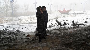 Un hombre y una mujer son vistos durante la evacuación de civiles de la ciudad de Irpin, el 8 de marzo de 2022. Más de dos millones de personas han huido de Ucrania desde que Rusia lanzó su invasión a gran escala hace menos de dos semanas, dijo Naciones Unidas. el 8 de marzo de 2022. &nbsp; &nbsp;