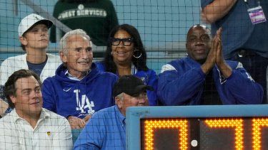 Sandy Koufax (centro a la izquierda), Cookie Johnson (centro) y Magic Johnson (derecha) observan el primer partido de la serie divisional de la Liga Nacional entre los Dodgers de Los Ángeles y los Padres de San Diego, el sábado 5 de octubre de 2024, en Los Ángeles.&nbsp;