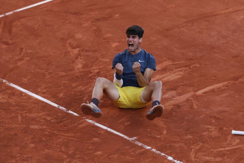 El tenista español Carlos Alcaraz celebra su victoria en la final de Roland Garros frente al alemán Alexander Zverev, en París, el 9 de junio de 2024.