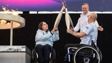 Los atletas británicos Helene Raynsford y Gregor Ewan encienden la llama paralímpica en Stoke Mandeville, ampliamente considerado el lugar de nacimiento de los Juegos Paralímpicos, el sábado 24 de agosto de 2024.