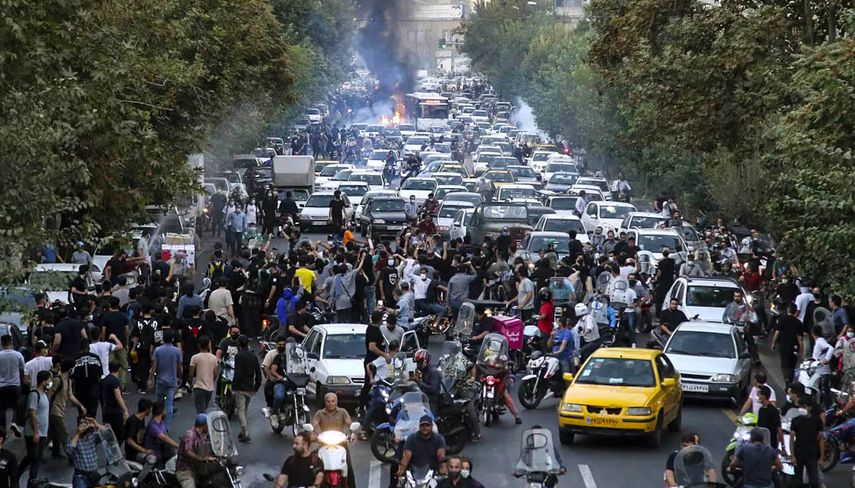 Manifestantes en Teherán marchan contra la autocracia islámica.