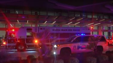 Autos de la Policía y el Departamento de Bomberos de Myrtle Beach en el aeropuerto de esa ciudad de Carolina del Sur.