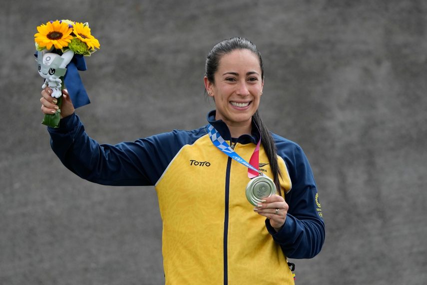 La colombiana Mariana Pajón posa con su medalla de plata tras la final de BMX, el viernes 30 de julio de 2021, en Tokio. 