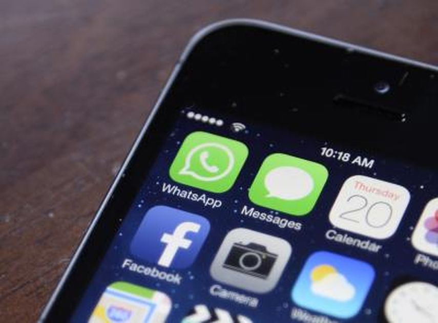 La opción apareció en una nueva versión de prueba (la 31.0.0.7.13). En la barra de estado se ve, además de las funciones ya conocidas para poner me gusta o hacer comentarios, un botón nuevo de enviar en el que aparece el logo de WhatsApp. Esto da a