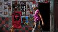 Una anciana camina por una calle de La Habana, el 3 de junio de 2025. En Cuba, uno de los países más envejecidos de Latinoamérica, las personas mayores que reciben pensiones mínimas intentan sobrellevar la grave crisis económica, y muchas de ellas recurren a la venta ambulante de café, cigarrillos o artículos de segunda mano.&nbsp;