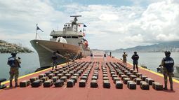 La Secretaría de Marina (Semar) de México aseguraron 3.5 toneladas de cocaína que eran transportadas en un semisumergible frente a las costas del estado de Guerrero. La operación derivó en la detención de tres personas extranjeras, afirmó el gobierno mexicano en un comunicado.