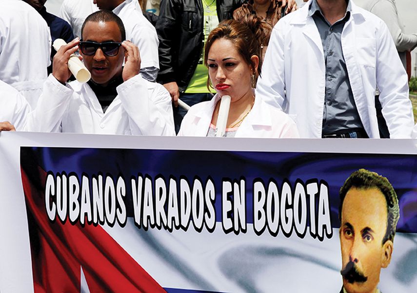 Médicos cubanos que desertaron de las misiones médicas de Venezuela se concentraron para denunciar “el limbo legal” en que se encuentran en Colombia donde permanecen a la espera de un visado para Estados Unidos. (EFE)