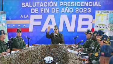 Nicolás Maduro (centro), pronunciando un discurso junto al ministro de Defensa venezolano, Vladimir Padrino López (izq.), durante una reunión con miembros de la Fuerza Armada Nacional Bolivariana (FANB) en Caracas, el 28 de diciembre de 2023.&nbsp;
