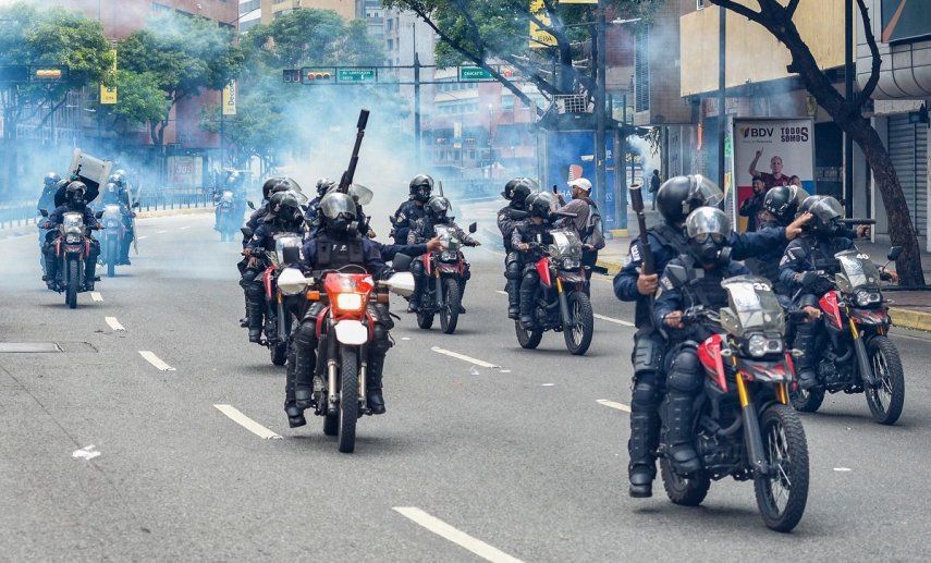 Manifestantes se enfrentan a la policía del régimen en las protestas contra los resultados de las elecciones que dieron por ganador a Nicolás Maduro, el día después de las votaciones en Caracas, Venezuela, el lunes 29 de julio de 2024.&nbsp;