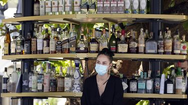 La empleada de un bar usando mascarilla por el coronavirus mientras trabaja en The Grove en Los Ángeles, California, el 20 de mayo de 2021. 