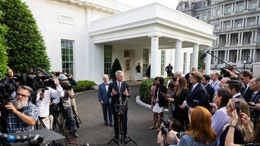 El presidente de la Cámara de Representantes de EEUU, Kevin McCarthy (R-CA), habla con los medios de comunicación al salir de una reunión sobre el techo de la deuda con el presidente Joe Biden, afuera del ala oeste de la Casa Blanca en Washington, DC, el 22 de mayo de 2023. &nbsp;