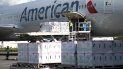 Los empleados del aeropuerto descargan un lote de tres millones de dosis de la vacuna Moderna contra COVID-19 donada por Estados Unidos desde un avión de American Airlines al aterrizar en el Aeropuerto Internacional Aurora en la Ciudad de Guatemala, el 20 de julio de 2021. Los empleados del aeropuerto descargan un lote de tres millones de dosis de la vacuna Moderna contra COVID-19 donada por Estados Unidos desde un avión de American Airlines al aterrizar en el Aeropuerto Internacional Aurora en la Ciudad de Guatemala, el 20 de julio de 2021.