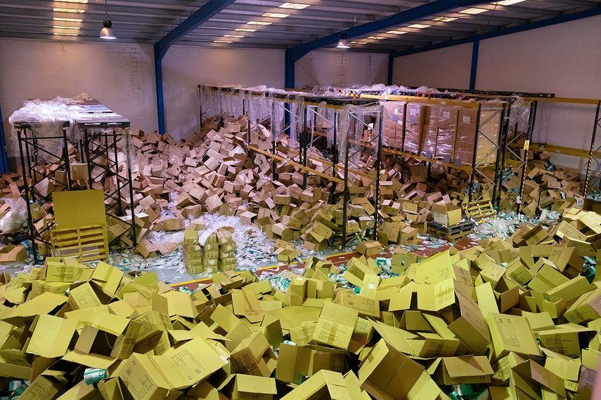 Vista del interior de un almac&eacute;n en&nbsp;Santiago de Compostela, Galicia, Espa&ntilde;a, donde se detect&oacute; el robo de dos millones de mascarillas el 6 de abril de 2020.