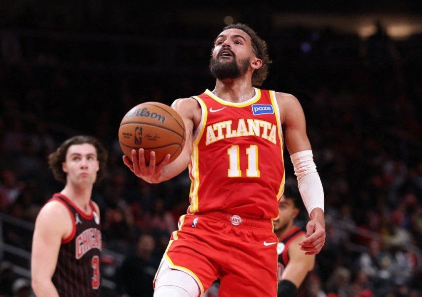 Trae Young #11 de los Atlanta Hawks reacciona contra los Chicago Bulls durante el segundo cuarto en el State Farm Arena el 23 de diciembre de 2025 en Atlanta, Georgia. NOTA PARA EL USUARIO: El usuario reconoce y acepta expresamente que, al descargar o usar esta fotografía,&nbsp;&nbsp;