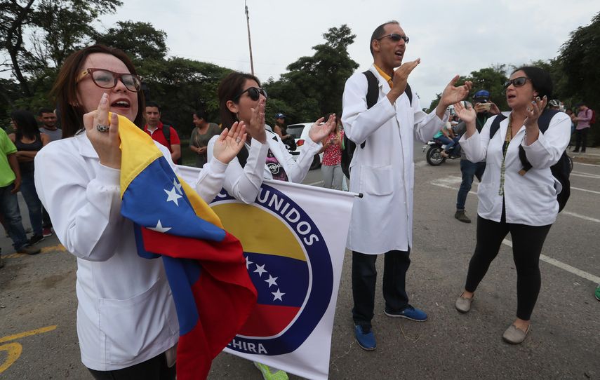 Más de 30 médicos venezolanos llegaron este domingo al lado colombiano del puente internacional de Tienditas, donde se manifestaron para pedir que se permita el paso de la ayuda humanitaria a su país y así poder salvar muchas vidas que dependen de la asistencia.