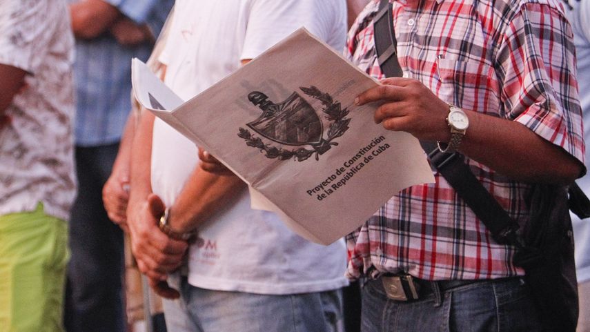 Un hombre lee el tabloide que contiene el proyecto de nueva Constitución de Cuba.