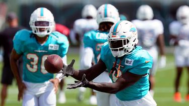 Trill Williams (6), esquinero de los Dolphins de Miami, atrapa un pase durante un ejercicio en el campamento de entrenamiento del equipo, el martes 2 de agosto de 2022, en Miami Gardens, Fla. El domingo 14 de agosto el coach Mike McDaniel concesión que Williams se rompió el ligamento anterior cruzado de la rodilla izquierda.&nbsp;