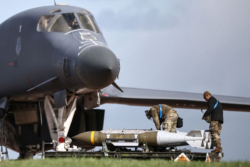 Soldados estadounidenses preparan la carga para un bombardero en el portaaviones Abraham Lincoln.