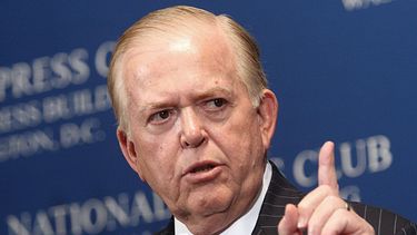 En esta foto de archivo tomada el 26 de junio de 2007, Lou Dobbs, presentador y editor gerente del programa Lou Dobbs Tonight de CNN, habla en el National Press Club en Washington, DC.&nbsp; &nbsp;