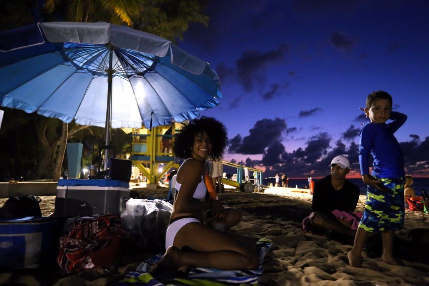 Cientos de personas acuden a la playa del Escambrón para celebrar la Noche de San Juan, en San Juan (Puerto Rico).&nbsp;