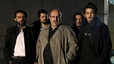 Escena de la serie iraní Gando, que glorifica la detención de un periodista en aparente semejanza con el caso real del periodista Jason Rezaian.