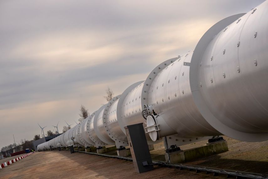 Vista de uno de los tubos en los que vehículos pueden viajar sobre campos magnéticos en el nuevo centro europeo de tecnología de transporte hyperloop (ultrarrápido) en Veendam, Holandam martes 26 de marzo de 2024.&nbsp;