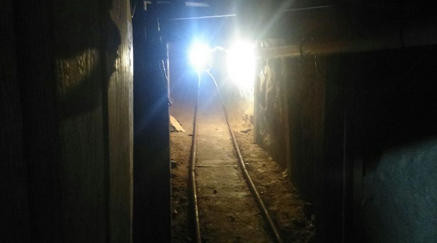 El pasadizo tiene una entrada de 1,30 por 1,32 metros, una profundidad de 5,71 metros y una longitud de 126 metros, y se encontraba en proceso de culminación, sin salida en territorio estadounidense. (EFE) 