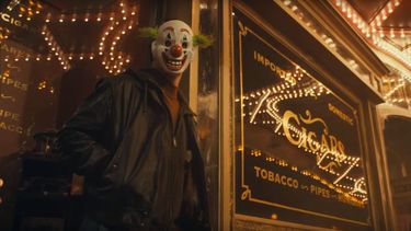 Aunque el filme no desvel&oacute; la identidad del asesino, muchos esperaban que s&iacute; lo hiciera el libreto, en el que podr&iacute;a haber llevado el nombre de Joe Chil que aparece en los c&oacute;mics, o incluso el de Jack Napier, nombre real del Joker de Tim Burton.&nbsp;