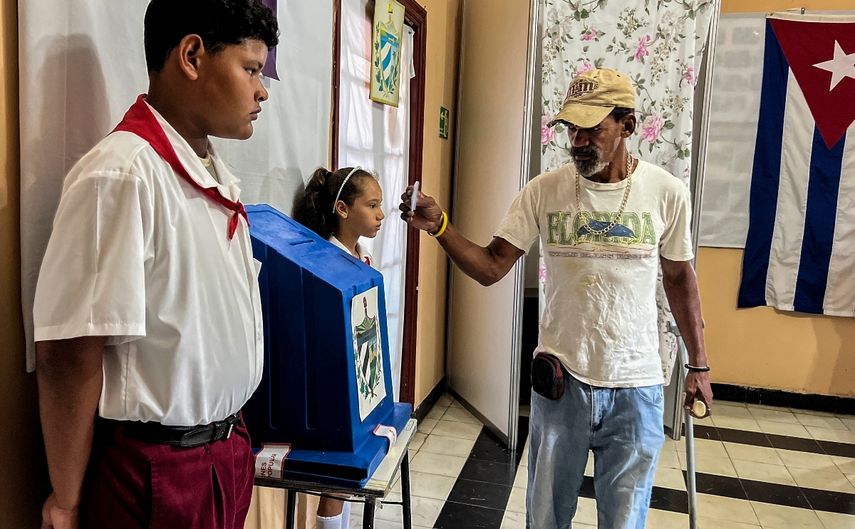 Un hombre emite su voto en un colegio electoral durante la primera vuelta de las elecciones municipales para concejales en La Habana, Cuba, el 27 de noviembre de 2022.
