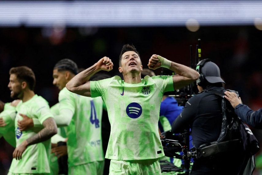 El delantero polaco del Barcelona, Robert Lewandowski, celebra la victoria al final del partido de la liga española entre el Atlético de Madrid y el FC Barcelona en el Estadio Metropolitano de Madrid, el 16 de marzo de 2025. El Barcelona ganó 2-4.&nbsp;