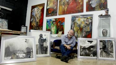 El artista cubano Vicente Dopico, junto a sus cuadros, en su taller en Miami.&nbsp;