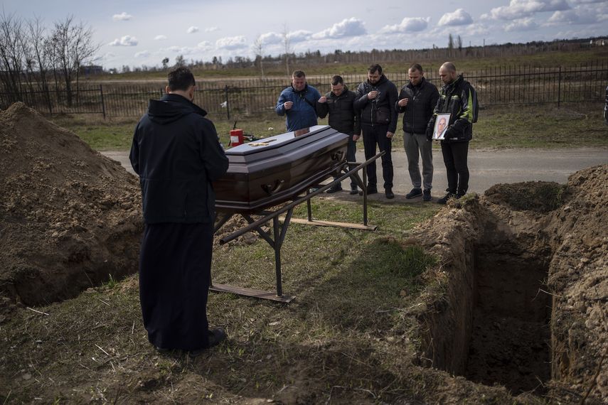 Familiares y amigos asisten al funeral de Andriy Matviychuk, de 37 años, quien se desempeñó como soldado de defensa territorial y fue capturado y asesinado por el ejército ruso en Bucha, en las afueras de Kiev, Ucrania, el martes 12 de abril de 2022.&nbsp;