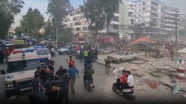 En Mandalay, edificios de viviendas y templos quedaron reducidos a escombros. Por cuarta noche seguida, cientos de residentes durmieron al raso, en tiendas de campaña o simplemente cubiertos por mantas en medio de calles y carreteras.