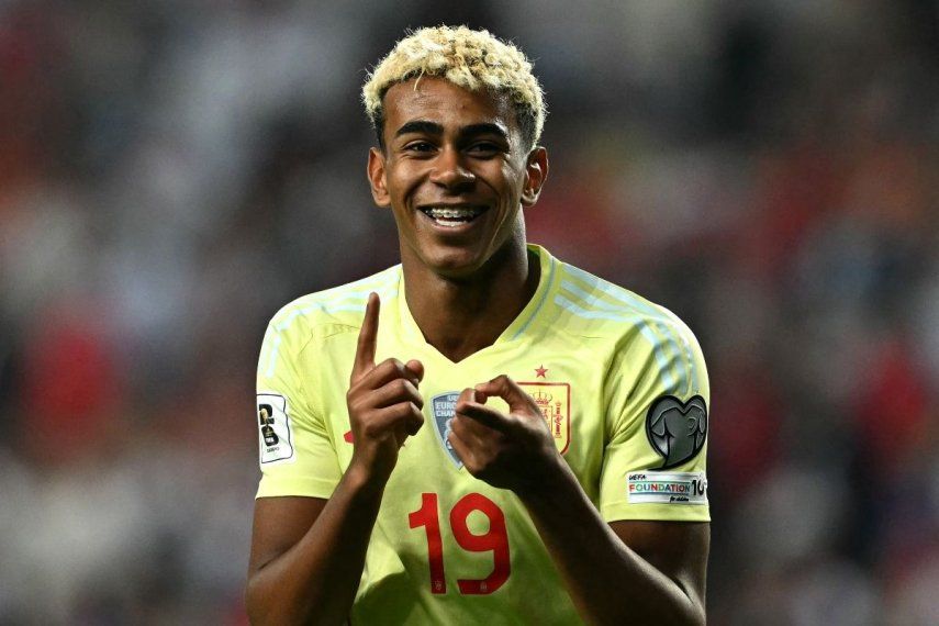 El atacante Lamine Yamal celebra tras anotar un gol con la selección de España.