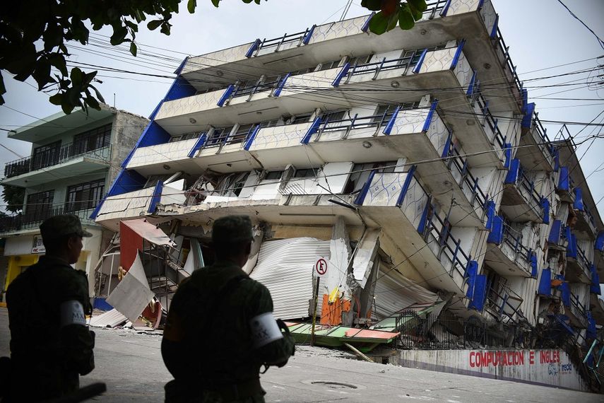 Militares observan el hotel Ane Centro, afectado por un sismo en el municipio de Matías Romero, en el estado mexicano de Oaxaca.&nbsp;