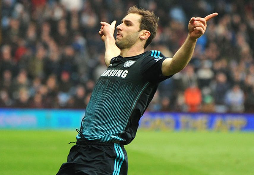 El conjunto londinense se llevó el triunfo en Villa Park con un gol definitorio de Ivanovic (AP)