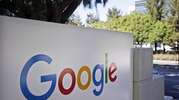 La foto de archivo del 20 de octubre de 2015 muestra el cartel frente a la sede de Google en Mountain View, California. Google ha postergado el regreso de sus empleados a las oficinas hasta mediados de octubre, y requerirá que todos estén vacunados, informó el miércoles 28 de julio de 2021.&nbsp;&nbsp;