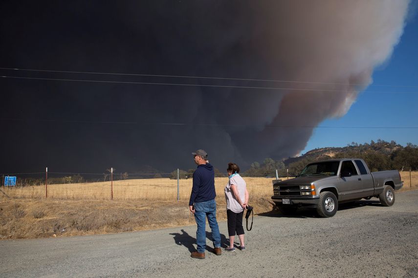 &nbsp;Patsy (d) y Henri (i) Brachais observan el humo del incendio de Camp que se levanta&nbsp; en el condado de Butte,&nbsp;California.