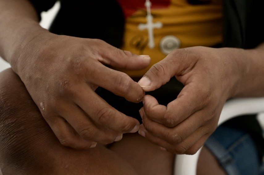 Vista de las manos de una paciente con problemas de adicciones en el Centro de Tratamiento Primario de Desintoxicación de la Mujer en Guayaquil, Ecuador el 6 de enero de 2023.&nbsp;