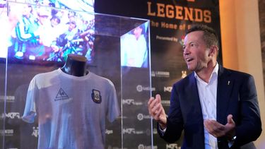 El retirado futbolista alemán Lothar Matthaus frente a la vitrina con la camiseta que Diego Maradona lució en la final del Mundial de 1986 en México, al ser presentada en la embajada de Argentina en Madrid, España, el jueves 25 de agosto de 2022.&nbsp;