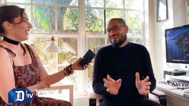 Camila Mendoza, la anfitriona de Café con Camila, entrevista al realizador audiovisual cubano Asiel Babastro.