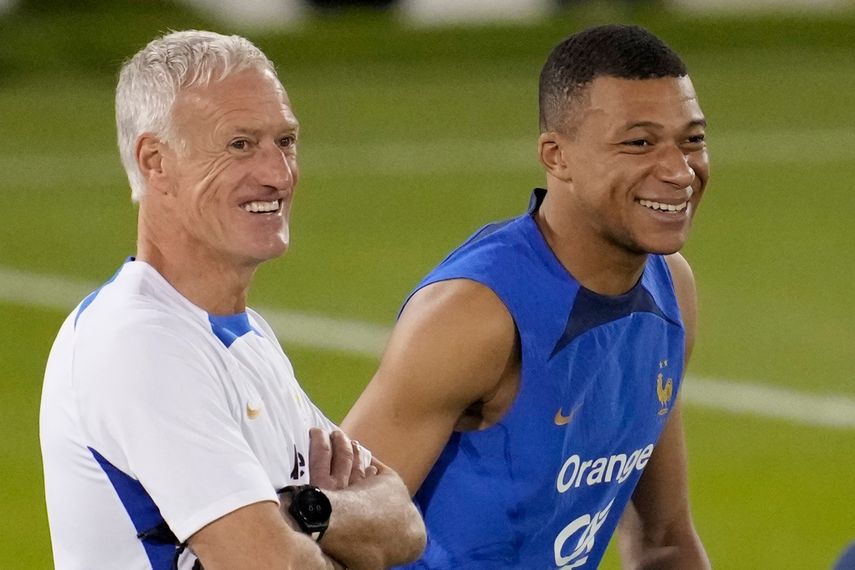 El técnico de Francia Didier Deschamps (izquierda) y Kylian Mbappé durante un entrenamiento en Doha, Qatar, el domingo 20 de noviembre de 2022. Francia enfrentará a Australia el martes en el Mundial.