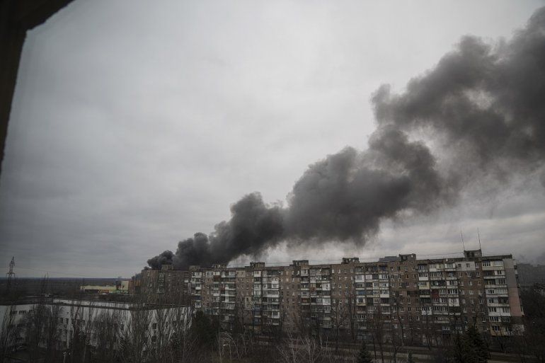 El humo se eleva después del bombardeo de las fuerzas rusas en Mariupol, Ucrania, el viernes 4 de marzo de 2022. 
